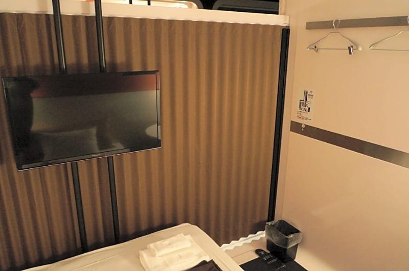 First Tsukiji Kapselhotel 2*